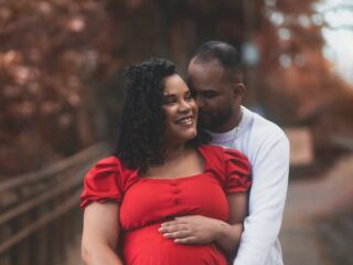 free-photo-of-a-couple-expecting-a-baby-in-a-park-1